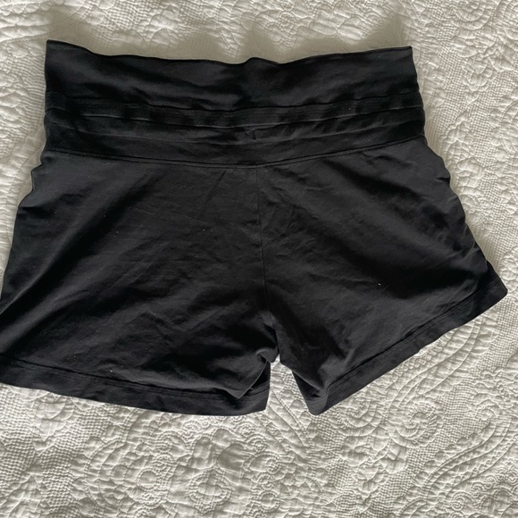 Under Armour soft workout shorts (women) - Picture 4 of 5